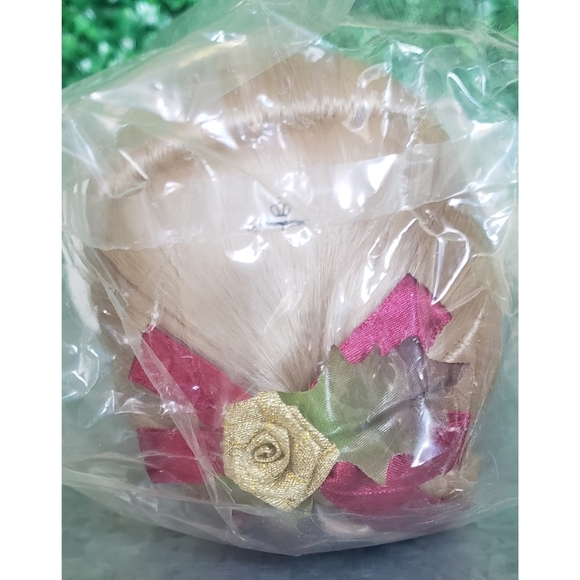 2. Christmas Precious Moments doll - Picture 9 of 14